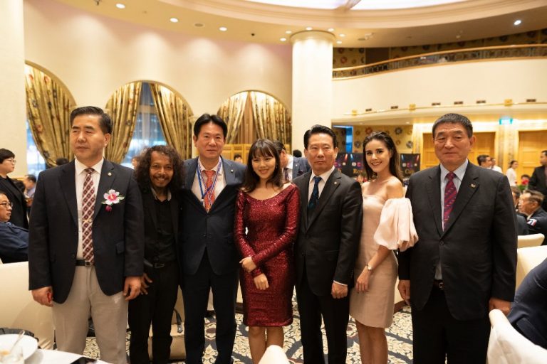 “เวสต์ – สหรัฐ ฉิมพินิจ” ผู้กำกับภาพยนตร์ชื่อดัง เข้ารับโล่เกียรติคุณ รางวัลบุคคลที่มีความสัมพันธ์อันดีกับประเทศเกาหลี ในงาน “Special Dinner Royal  Princess cup 2019”