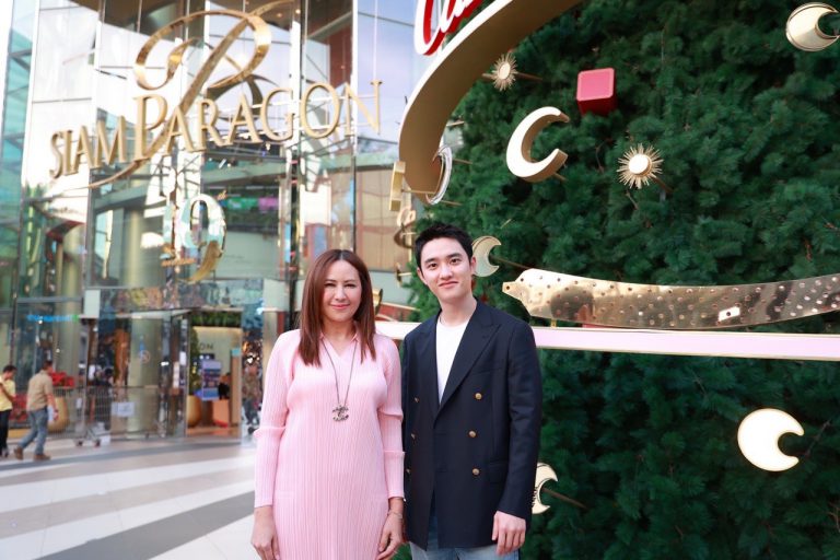 04.ธณพร ตันติยานนท์ ผู้บริหารสยามพารากอน ถ่ายภาพร่วมกับ โด คยองซู