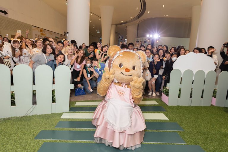 น้องเนยร่วมถ่ายภาพกับพี่ๆ สื่อมวลชน