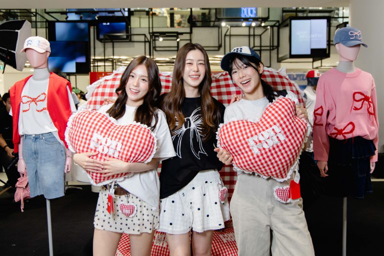04.ฟ้อนด์ - ณัฐทิชา จันทรวารีเลขา,แบม - สราลี ประสิทธิ์ดำรง และ วี - วีรยา