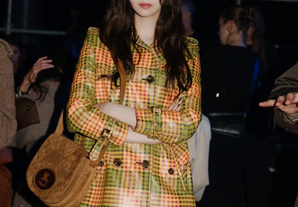 YOONA (ยุนอา) เข้าร่วมงานแฟชั่นโชว์ของ Burberry ภาพที่ 1