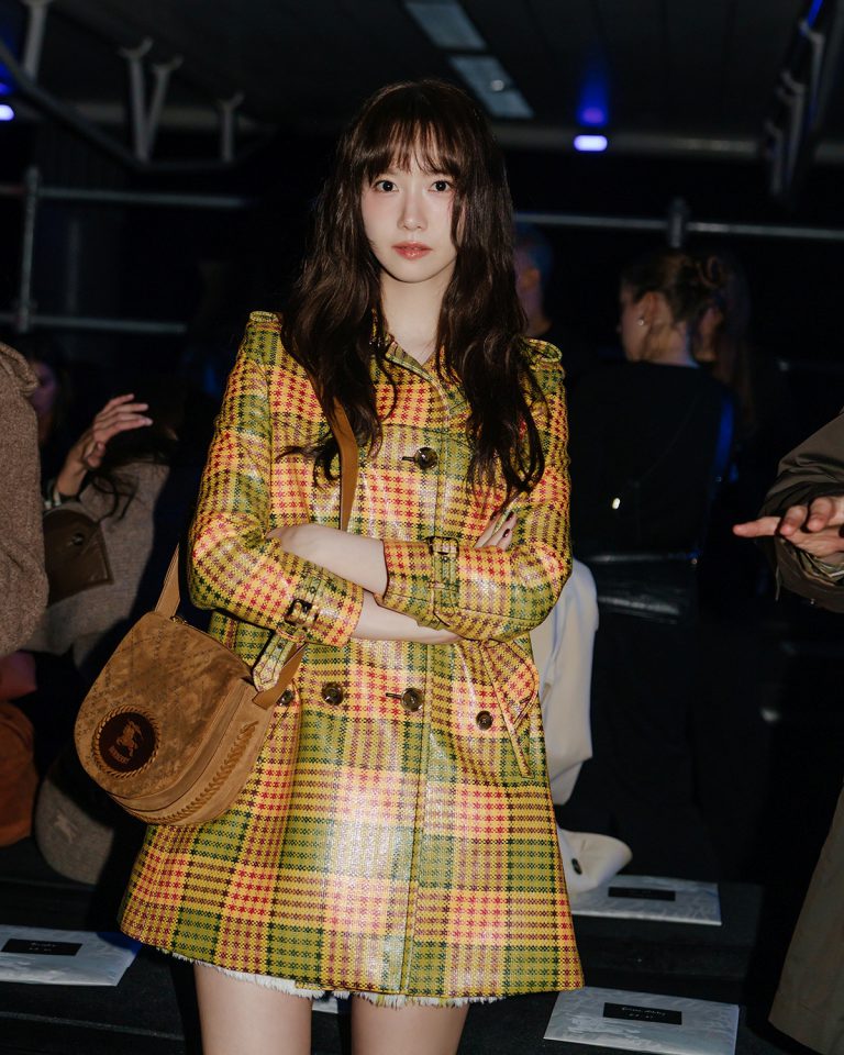 YOONA (ยุนอา) เข้าร่วมงานแฟชั่นโชว์ของ Burberry ภาพที่ 1
